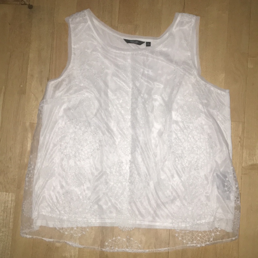 2/$15🦋 Vera Wang tank w/ sheer over layer.